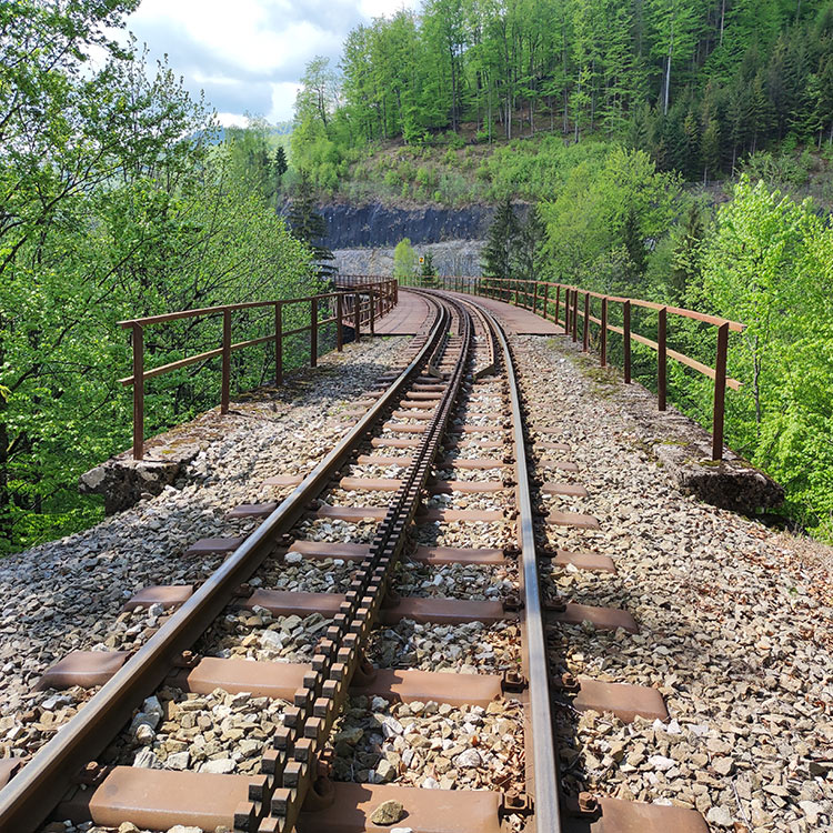 Opravy železničních tratí a mostů