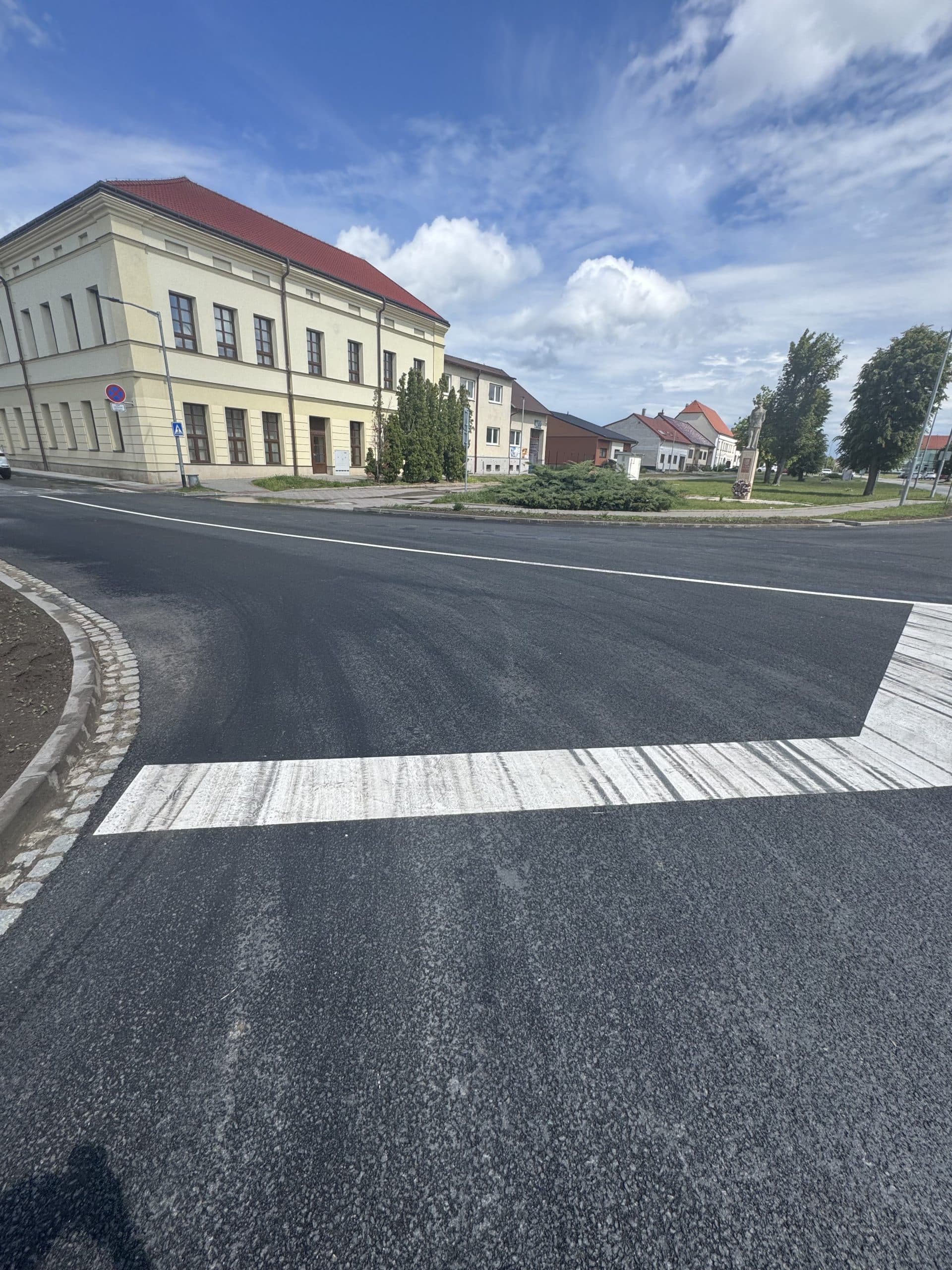 realizace vodorovného dopravního značení plastem na cestě II/424 Moravská Nová Ves