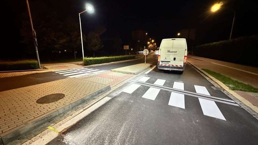 Realizace vodorovného dopravního značení bílým hladkým plastem a pokládka pásky pro nevidomé.
