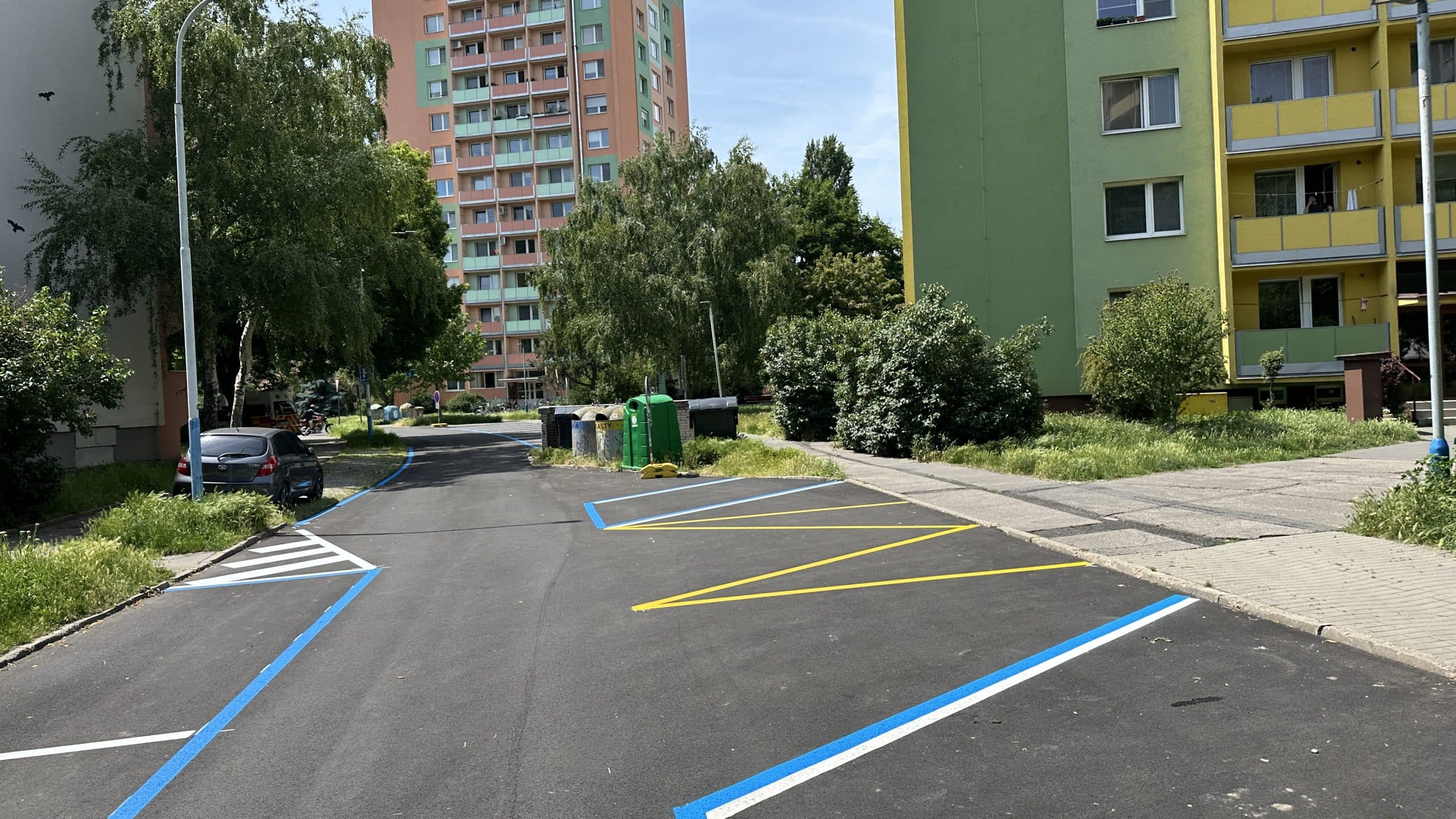 realizace vodorovného dopravního značení barvou - bíla, žlutá a modrá.