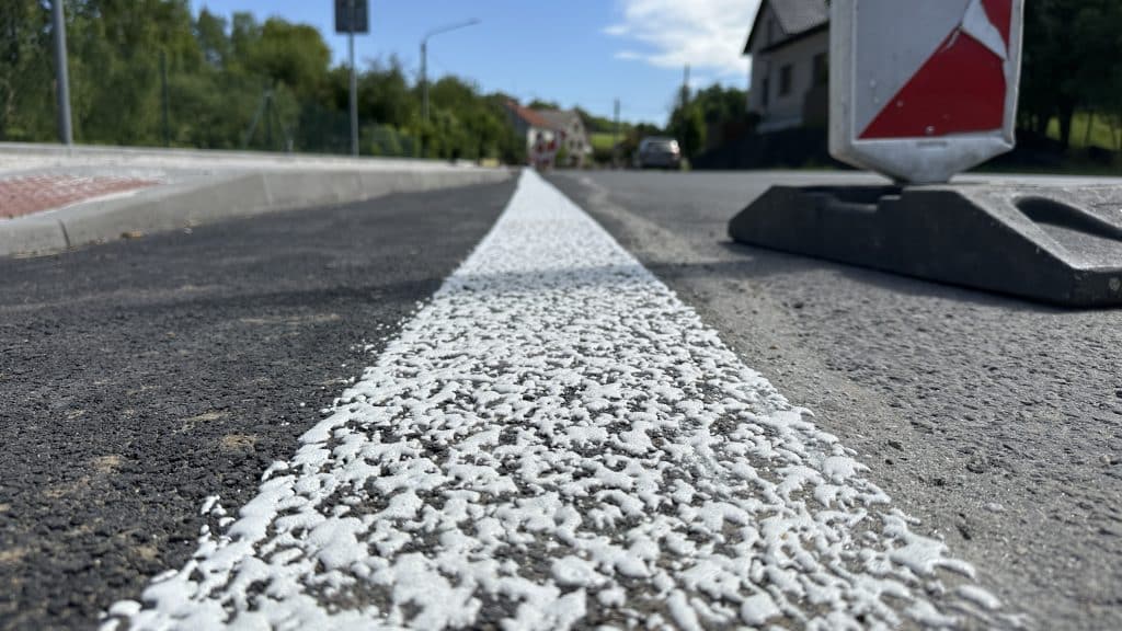 Realizace vodorovného dopravního značení plastem - bíly.