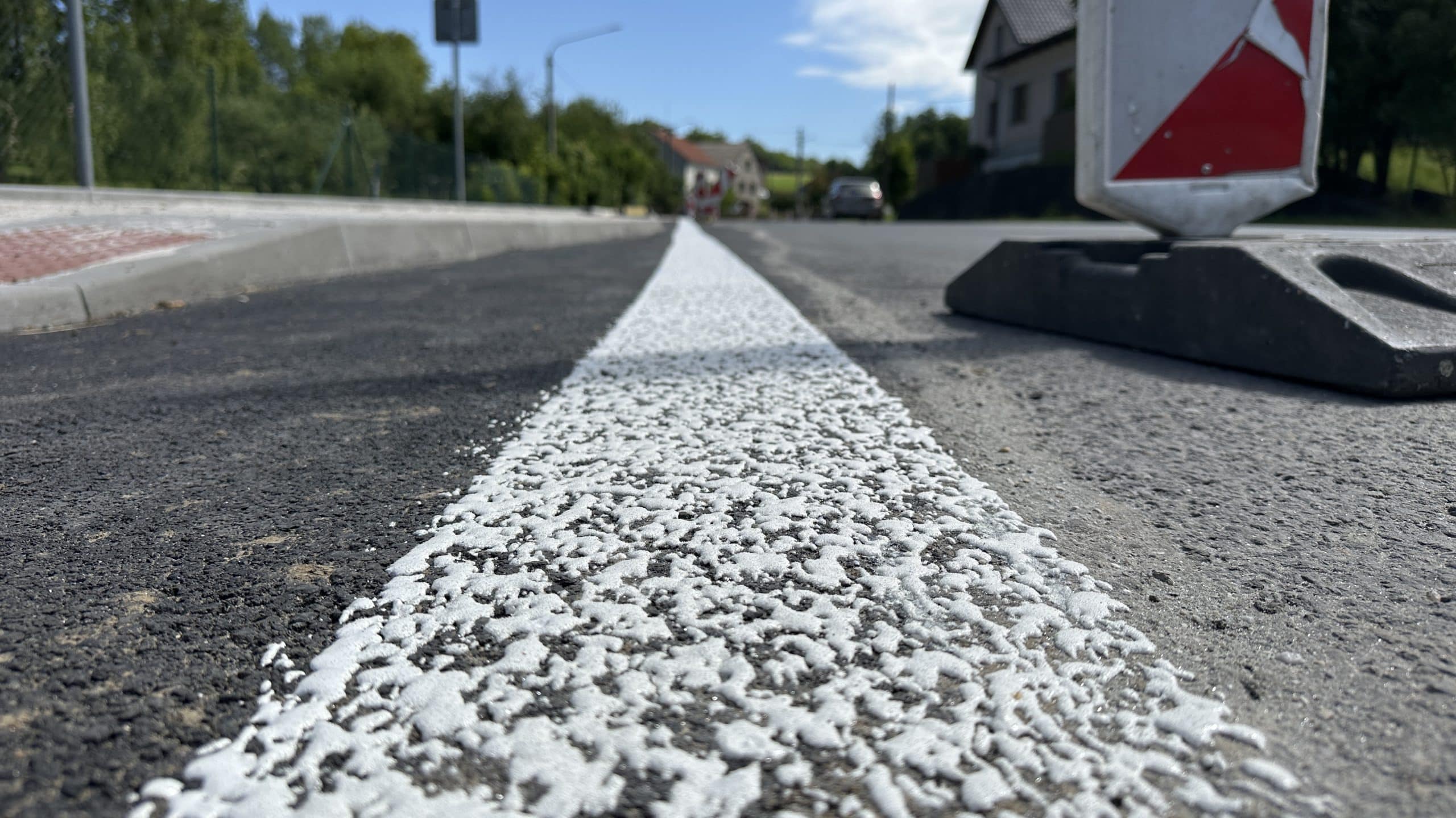 Realizace vodorovného dopravního značení plastem - bíly.