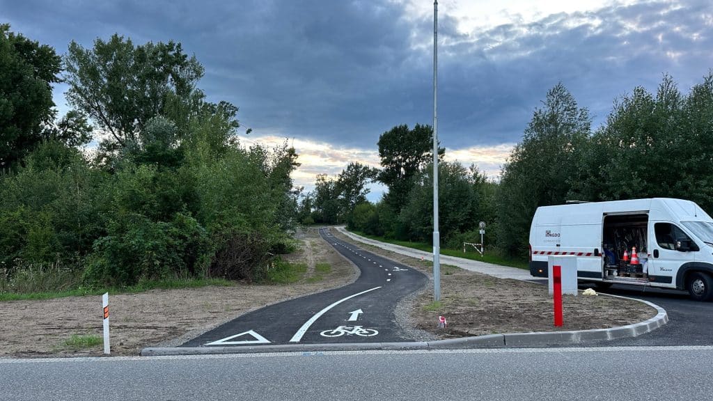 Realizace vodorného dopravního značení bílým plastem včetně symbolů.