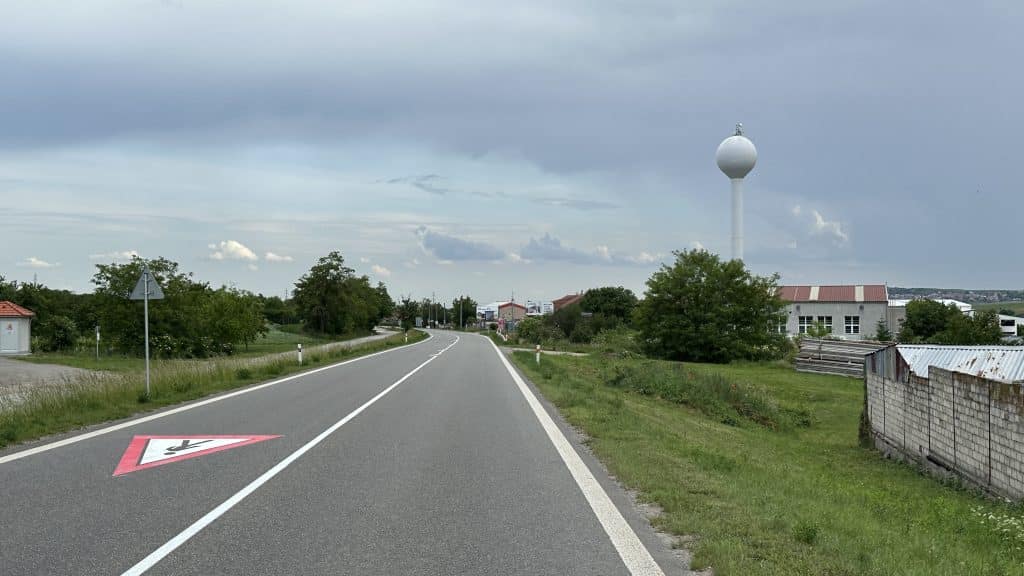 Realizace vodorovného dopravního značení bílou a černou barvou a barevné symboly.