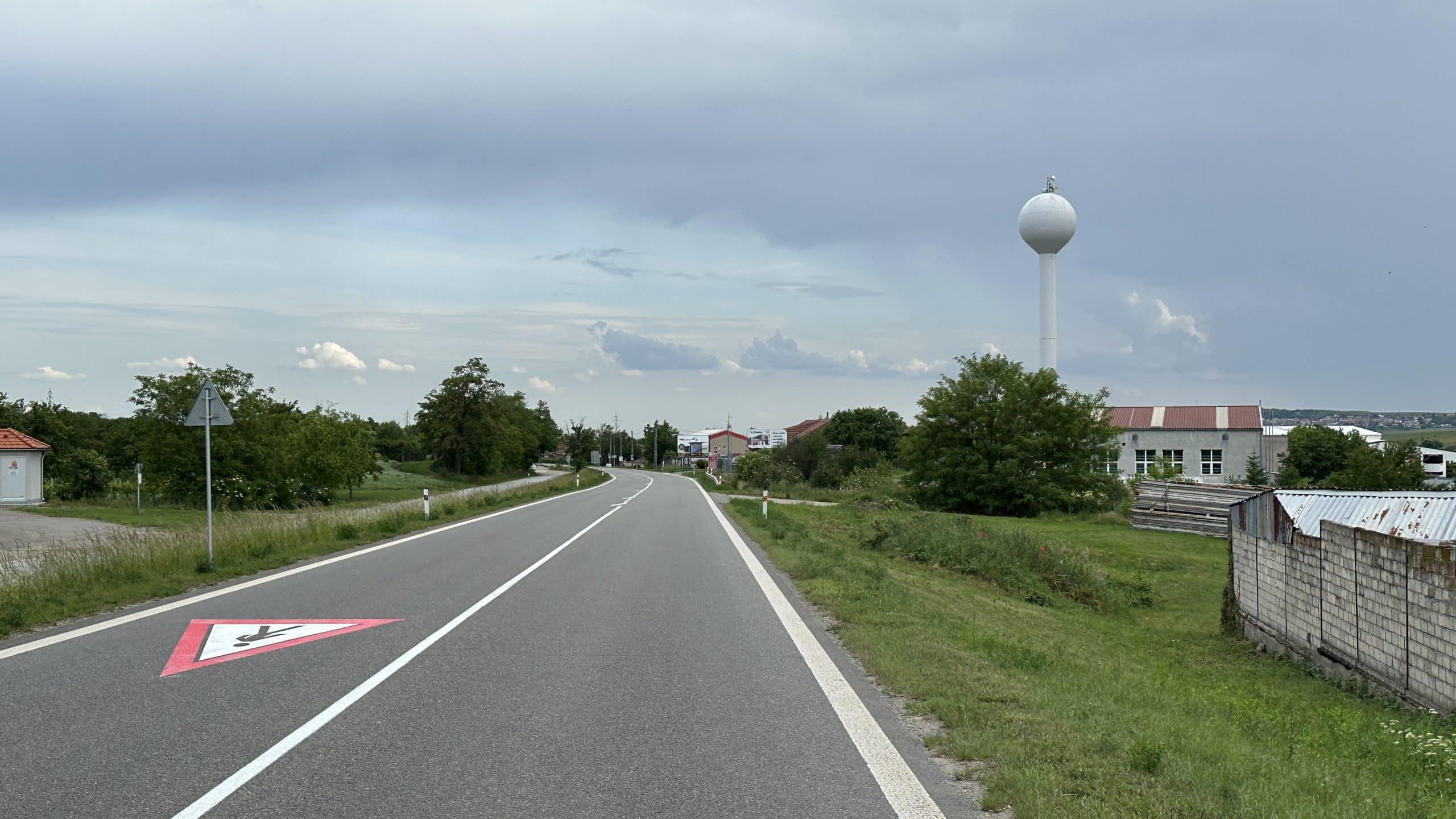 Realizace vodorovného dopravního značení bílou a černou barvou a barevné symboly.