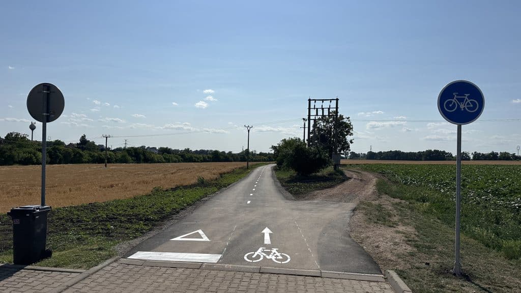 Realizace vodorovného dopravního značení plastem i strukturálním plastem - šípky, symboly, čáry.