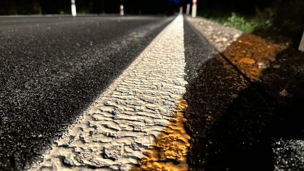 Dodávka a pokládka vodorovného dopravního značení plastem - skturální nehluční.