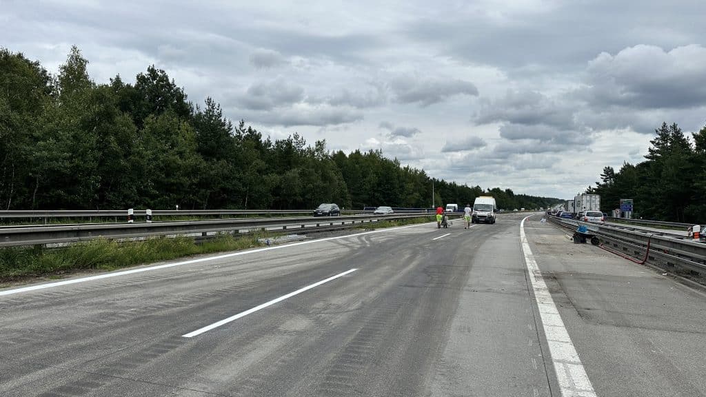 Realizace vodorovného dopravního značení bílou barvou.